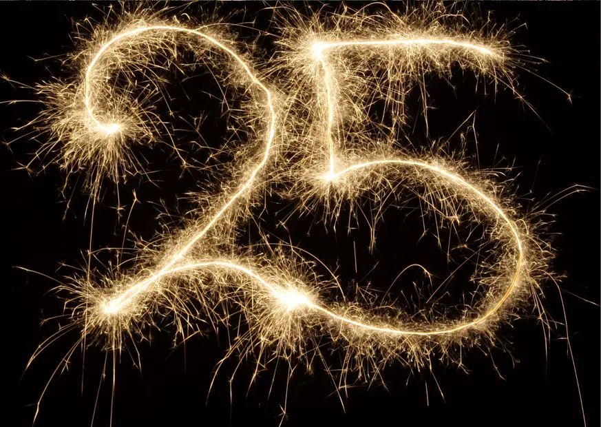 Hier sehen Sie die Zahl 25 aus Feuerwerk geschrieben auf einem schwarzen Hintergrund.