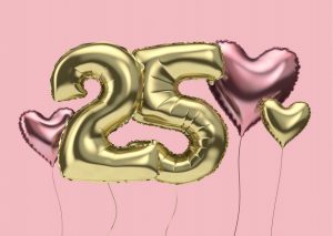 Hier sehen Sie eine Geburtstagskarte. Auf dieser Karte sind rosa Herz-Luftballons. Aus goldenen Luftballons sehen Sie hier die Zahl 25.