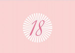 Auf dieser Einladungskarte ist eine rosa 18 auf einem weißen Kreis zu sehen.