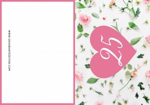 Auf dieser Einladungskarte sehen Sie im Hintergrund viele rosa Blumen. Auf den Blumen ist ein rosa Herz mit einer weißen 25 in der Mitte.