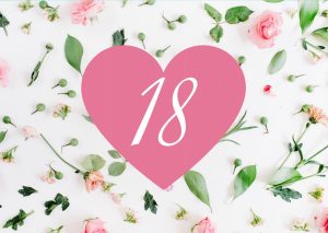 Auf dieser Einladungskarte sehen Sie im Hintergrund viele rosa Blumen. Auf den Blumen ist ein rosa Herz mit einer weißen 18 in der Mitte.