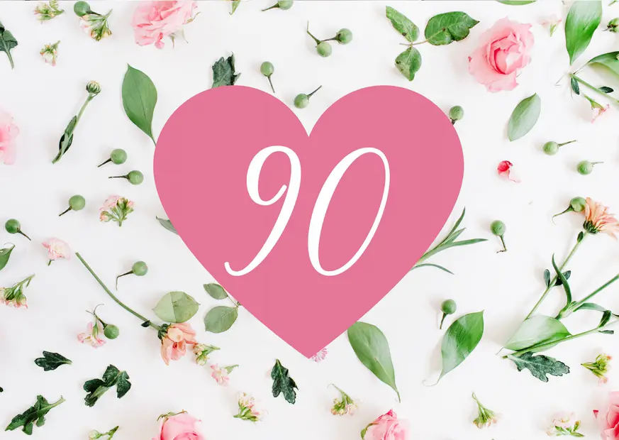 Auf dieser Einladungskarte sehen Sie im Hintergrund viele rosa Blumen. Auf den Blumen ist ein rosa Herz mit einer weißen 90 in der Mitte.