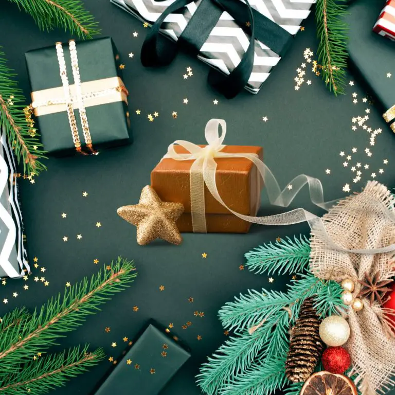 Ausmalbilder Weihnachten Erwachsene. Grünes Tischtuch mit Tannenzweiten und Geschenkpaketen darauf.