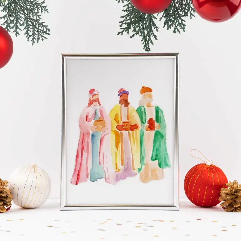 Tannenzweige mit roten und weißen Weihnachtsbaumkugeln. In der Mitte ein silberner Bilderrahmen in dem die Heiligen drei Könige zu sehen sind.