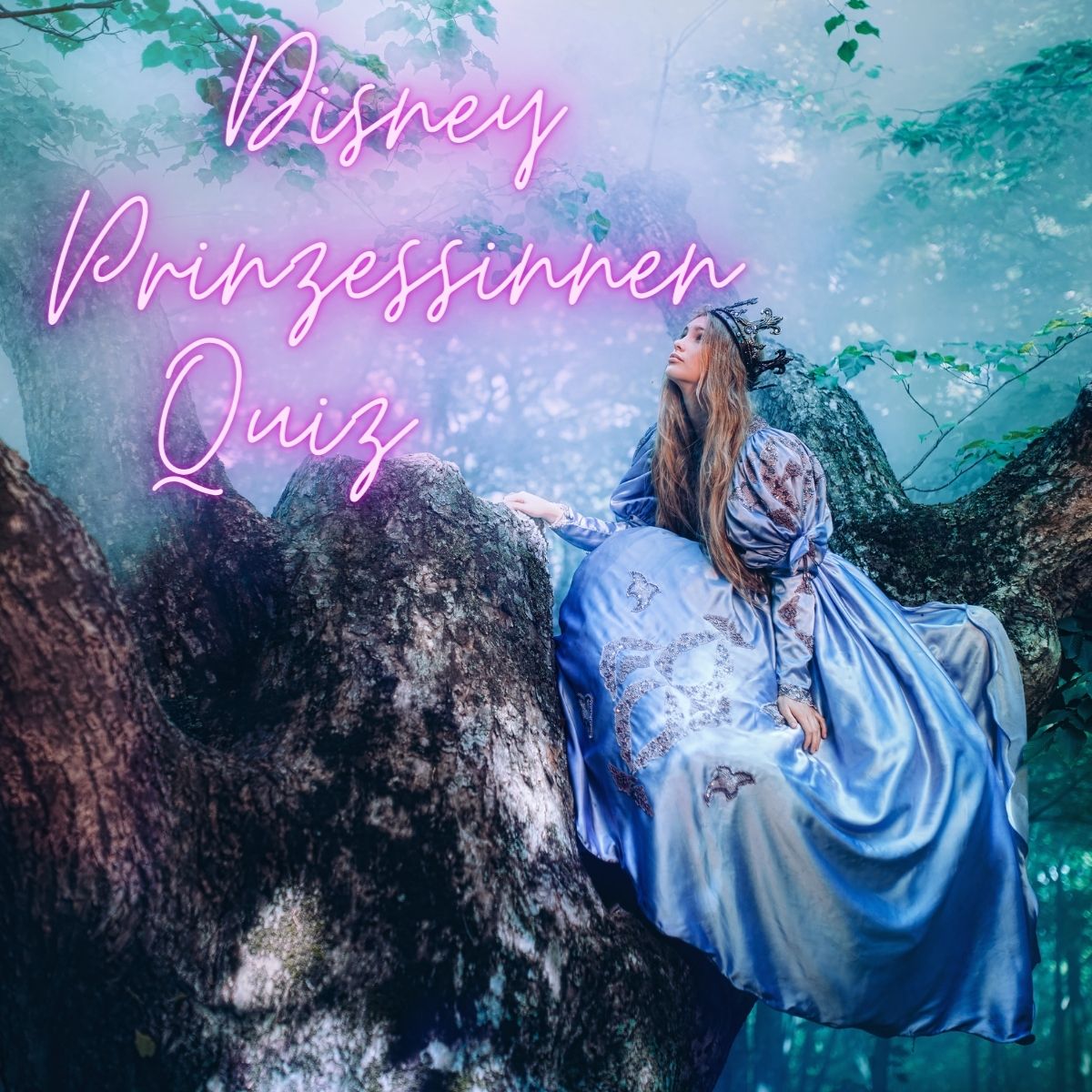 Märchenhafter Baum auf dem eine Prinzessin in einem blauen Kleid sitz und in den Himmel starrt.