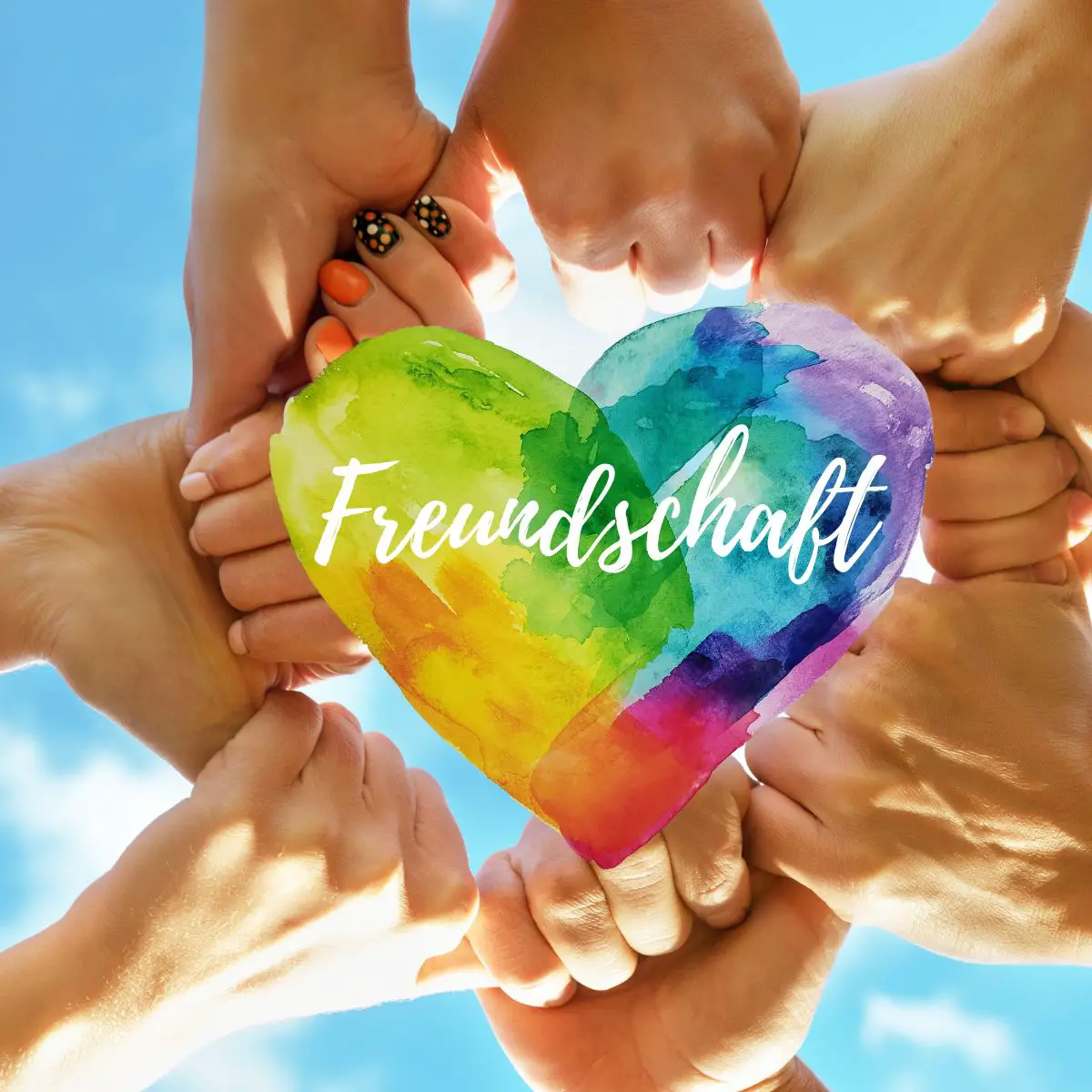 Acht Hände halten sich jeweils gegenseitig am Daumen fest, und bilden so einen Kreis. In der Mitte des Kreises ist ein buntes Herz mit dem Wort Freundschaft.